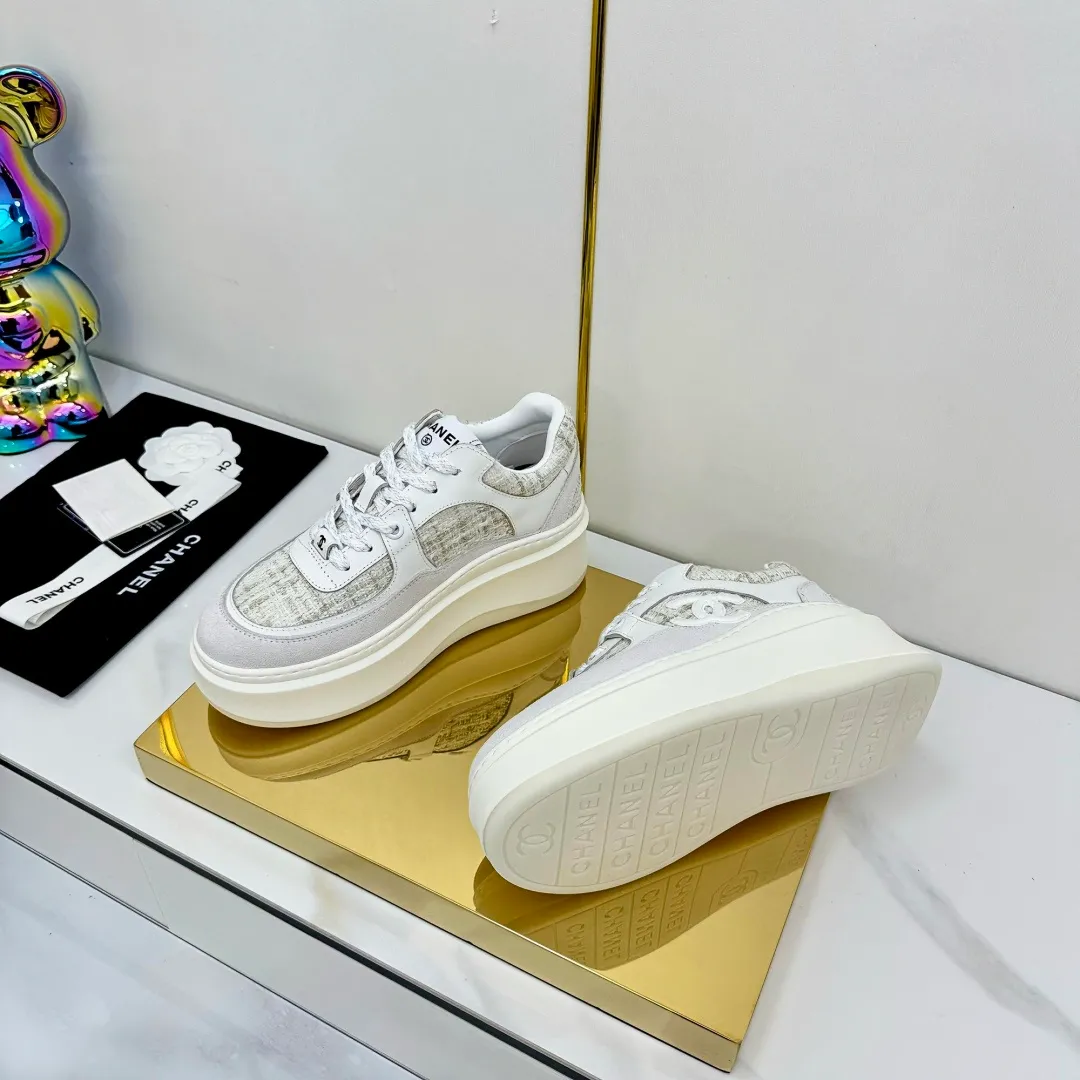👟👟Ex-factory price 600👟👟 Upgraded version, upgraded version, upgraded version! No rebuttal accepted! ! ! ! Chanel Chanel panda shoes! 2025 counter's top casual sports shoes. This classic design; the upper is electro-embroidered with a variety of techniques; the outsole is fashionable and sporty; the unusual inclusion of a variety of color matching elements... The diversified mix and match is very good-looking and versatile, and can be used for leisure, fashion, sports, and outdoor... ꫛꫀꪝ Go➫ Materials: ❶Upper made of: original imported first-layer silk cowhide + original waterproof cloth + original first-layer cowhide ❷Inner lining: Original Yangli+Net ❸Outsole based on: Original TPU combination outsole Counter boutique packaging complete set for women 35–41 👉 👉 👉 👉 👉